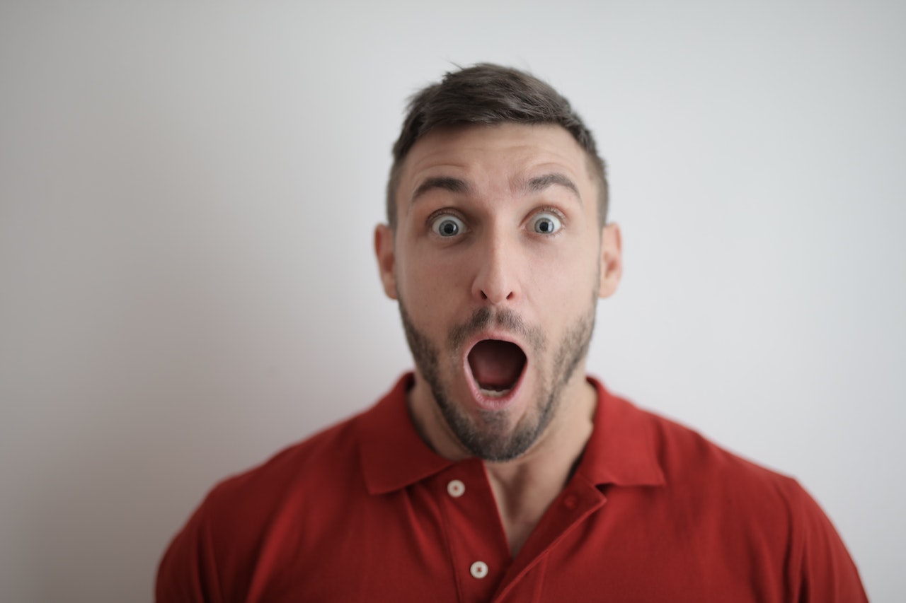 Ein Mann mit überraschtem Gesichtsausdruck